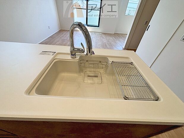 水道一体型の浄水器。ボタン一つで切替可能水回りもすっきり