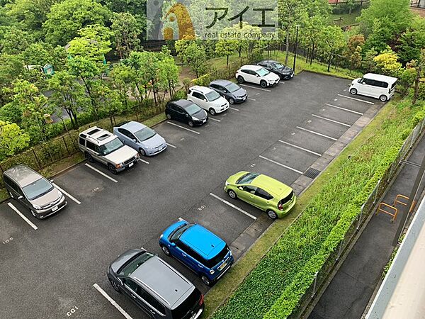駐車場は1台確保。車通勤の方にも安心なマンションです？