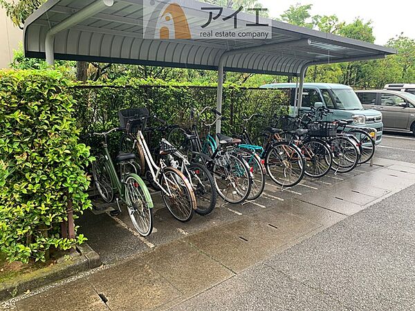 広々スペースの駐輪場はご家族の自転車を置くことができます