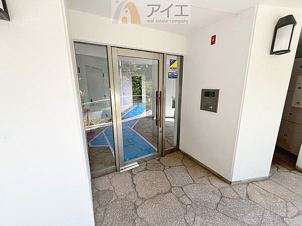 清掃や修理、不審者への声掛けも。管理員日勤は防犯にも有効