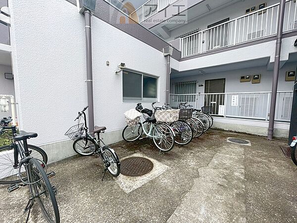 広々スペースの駐輪場はご家族の自転車を置くことができます