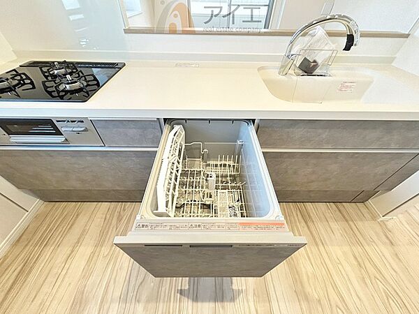 手に優しい、後片づけおまかせの食洗機。ママも食後のだんらんに加われます