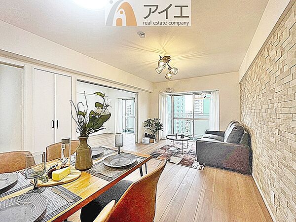 【施工例】日差しがうれしいリビング、大窓からの見晴らしも良好