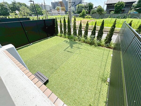 お子様が安心して遊べる専用庭付きです