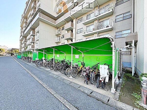 広々スペースの駐輪場はご家族の自転車を置くことができます
