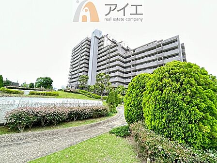 前面道路は歩道も整備され、小さなお子様にも安心