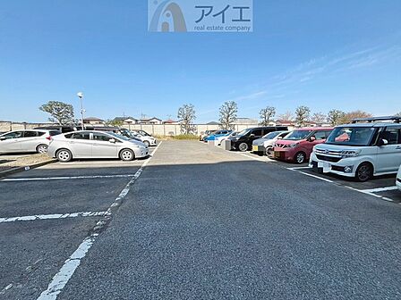 駐車場があるため車通勤の方にも安心なマンションです（要空確認）