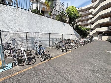 広々スペースの駐輪場はご家族の自転車を置くことができます