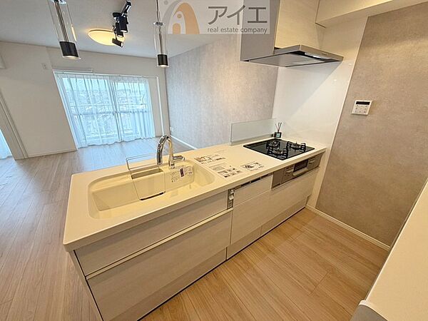 ご家族やお客様との会話も楽しめる対面キッチン