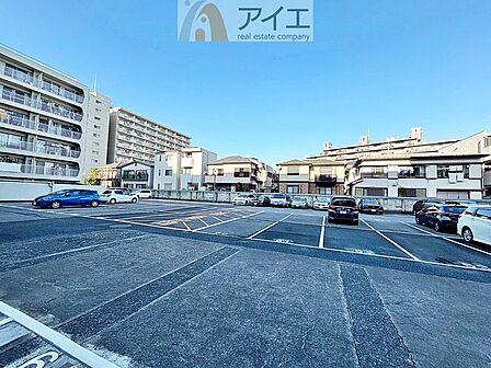 駐車場があるため車通勤の方にも安心なマンションです(要空確認)