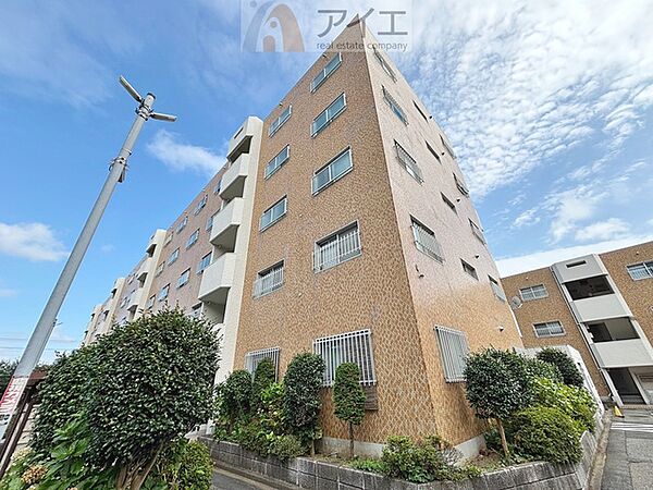 清掃や修理、不審者への声掛けも。管理員日勤は防犯にも有効