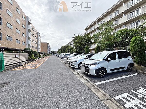 駐車場があるため車通勤の方にも安心なマンションです（要空確認）