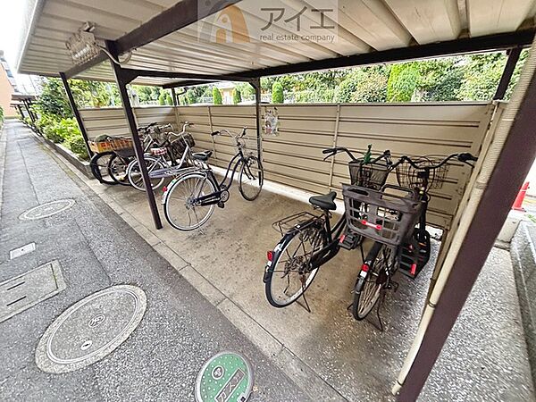 広々スペースの駐輪場はご家族の自転車を置くことができます