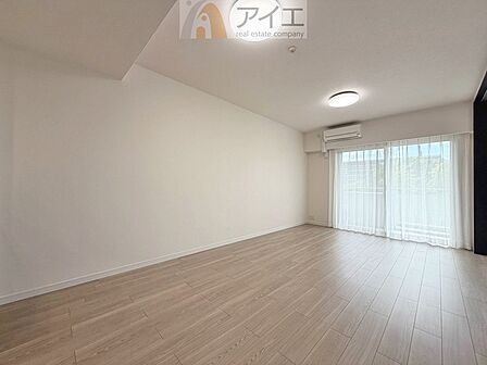 日差しがうれしいリビング、大窓からの見晴らしも良好