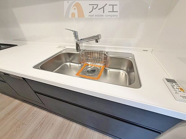 水道一体型の浄水器。ボタン一つで切替可能水回りもすっきり