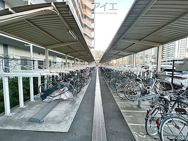 広々スペースの駐輪場はご家族の自転車を置くことができます