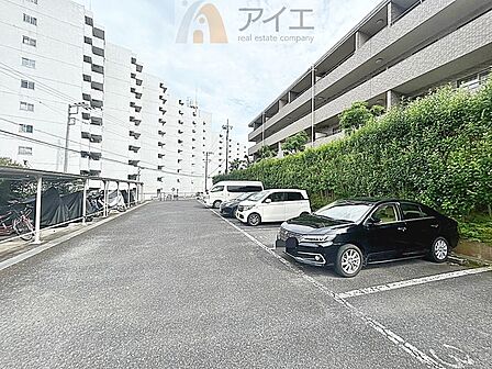 駐車場があるため車通勤の方にも安心なマンションです（要空確認）