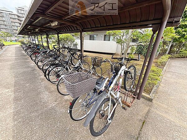 広々スペースの駐輪場はご家族の自転車を置くことができます