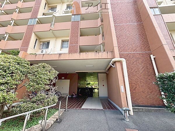 清掃や修理、不審者への声掛けも。管理員日勤は防犯にも有効