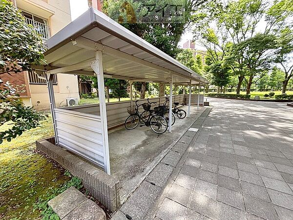 セキュリティ面にも配慮した駐輪場がございます