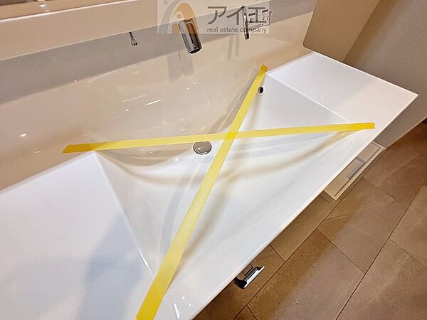 三面鏡にハンドシャワー付き、使いやすい洗面台