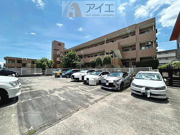 駐車場があるため車通勤の方にも安心なマンションです（要空確認）