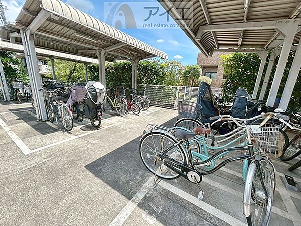 広々スペースの駐輪場はご家族の自転車を置くことができます