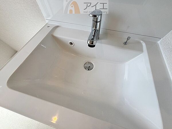 三面鏡にハンドシャワー付き、使いやすい洗面台