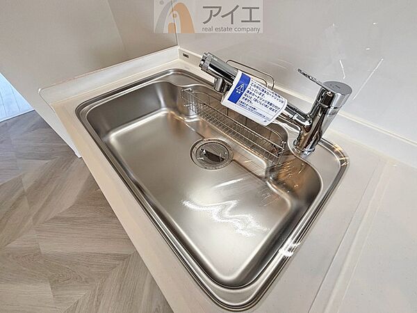 水道一体型の浄水器。ボタン一つで切替可能水回りもすっきり