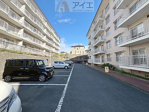 駐車場があるため車通勤の方にも安心なマンションです（要空確認）