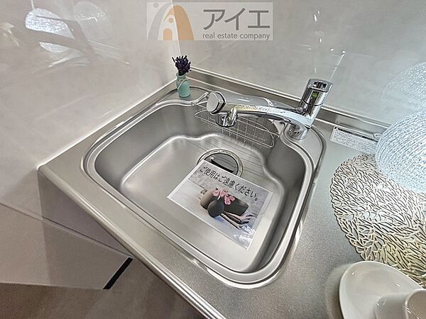 水道一体型の浄水器。ボタン一つで切替可能水回りもすっきり