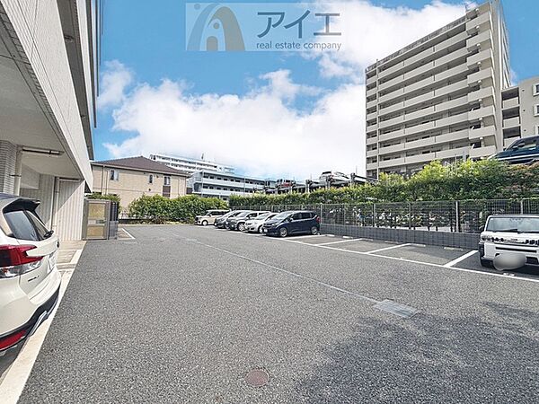 駐車場があるため車通勤の方にも安心なマンションです（要空確認）