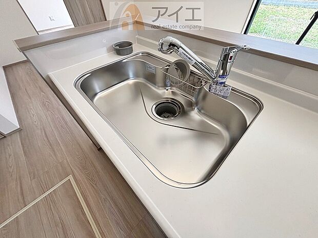 水道一体型の浄水器。ボタン一つで切替可能水回りもすっきり