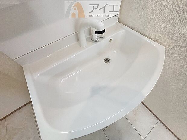 三面鏡にハンドシャワー付き、使いやすい洗面台