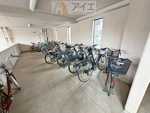 広々スペースの駐輪場はご家族の自転車を置くことができます