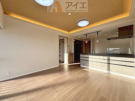 日差しがうれしいリビング、大窓からの見晴らしも良好