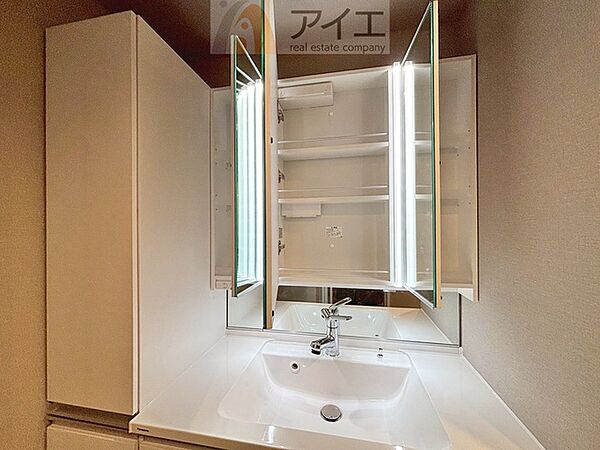 たっぷりの収納を設けた3面鏡付洗面台で快適な暮らし