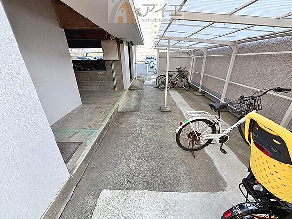 広々スペースの駐輪場はご家族の自転車を置くことができます