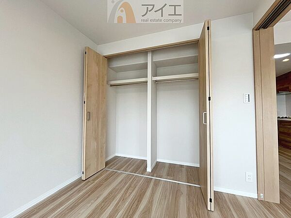 お子様の荷物も片付く、全居室収納スペース