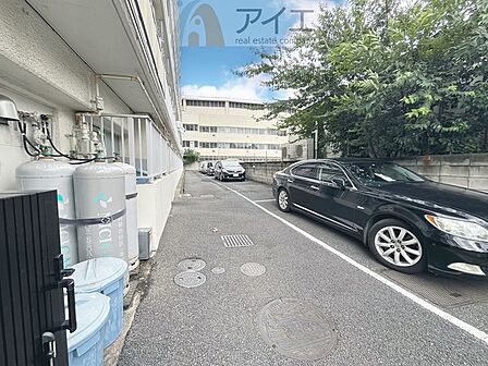 駐車場があるため車通勤の方にも安心なマンションです(要空確認)