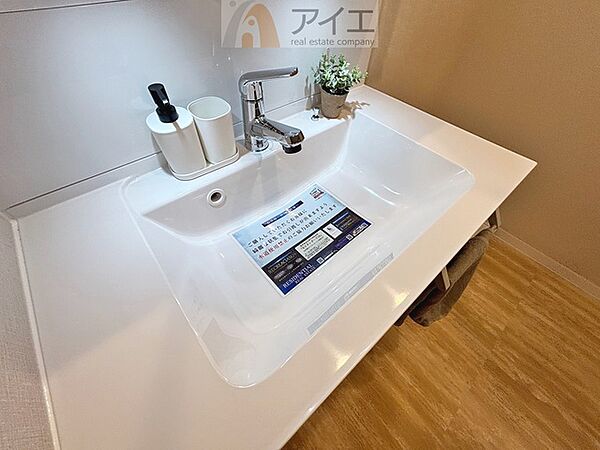 三面鏡にハンドシャワー付き、使いやすい洗面台