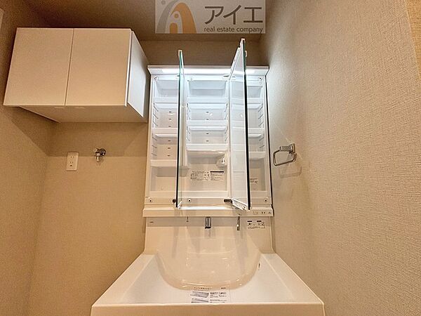 たっぷりの収納を設けた3面鏡付洗面台で快適な暮らし