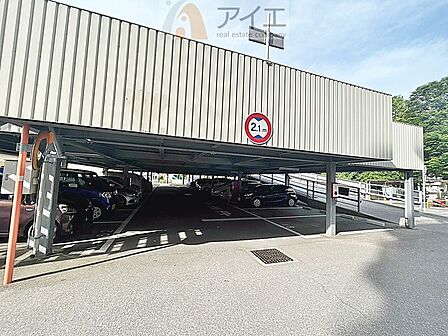 駐車場があるため車通勤の方にも安心なマンションです(要空確認)
