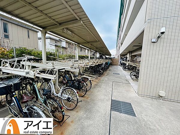 広々スペースの駐輪場はご家族の自転車を置くことができます