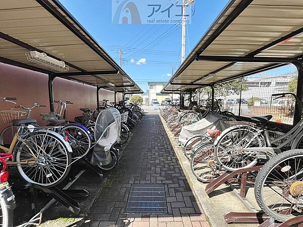 広々スペースの駐輪場はご家族の自転車を置くことができます