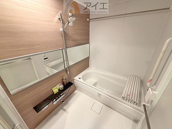 【施工例】明るい感じ、贅沢な雰囲気でより快適なバスタイム