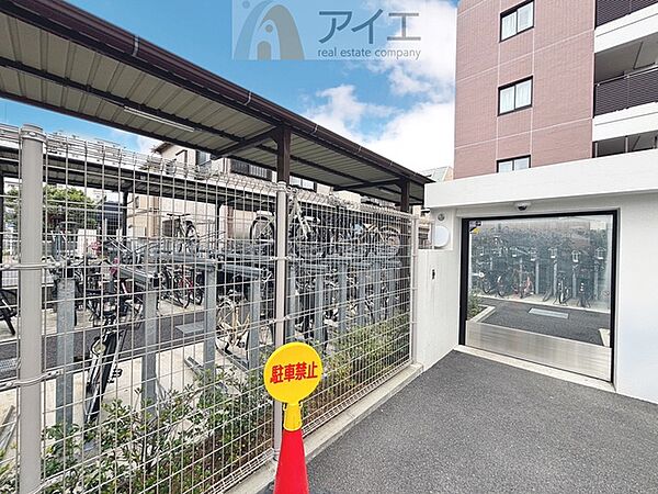 広々スペースの駐輪場はご家族の自転車を置くことができます