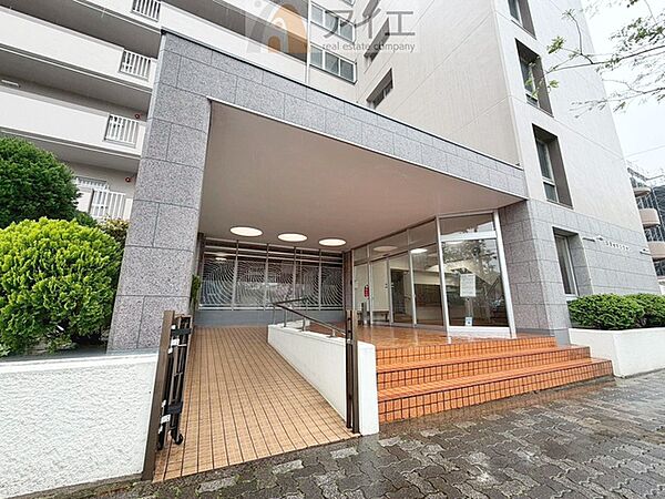 清掃や修理、不審者への声掛けも。管理員日勤は防犯にも有効
