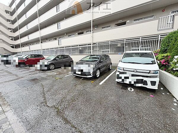 駐車場があるため車通勤の方にも安心なマンションです（要空確認）