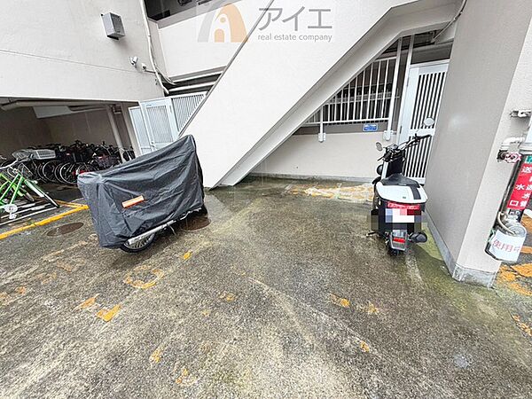 広々スペースの駐輪場はご家族の自転車を置くことができます